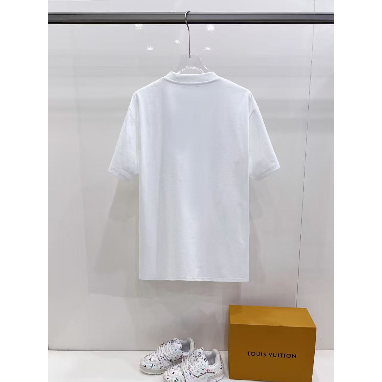 <p>PRADA&nbsp;圆领T恤(白)</p>