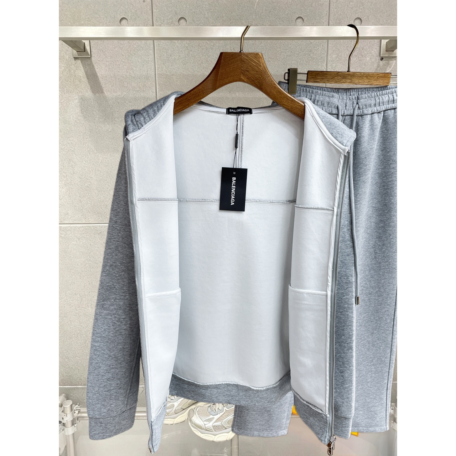 <p>Balenciaga 套裝(灰)</p>