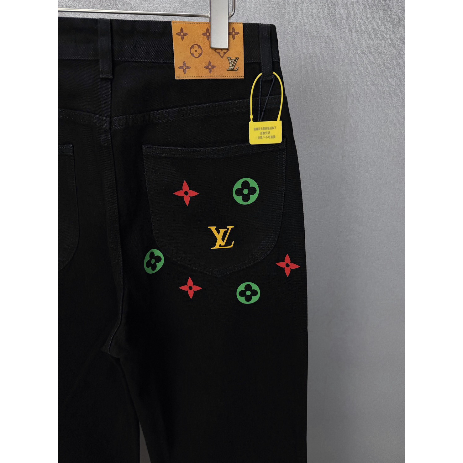 <p>LV 口袋彩色logo印花情侣款水洗宽松牛仔裤(黑)</p>