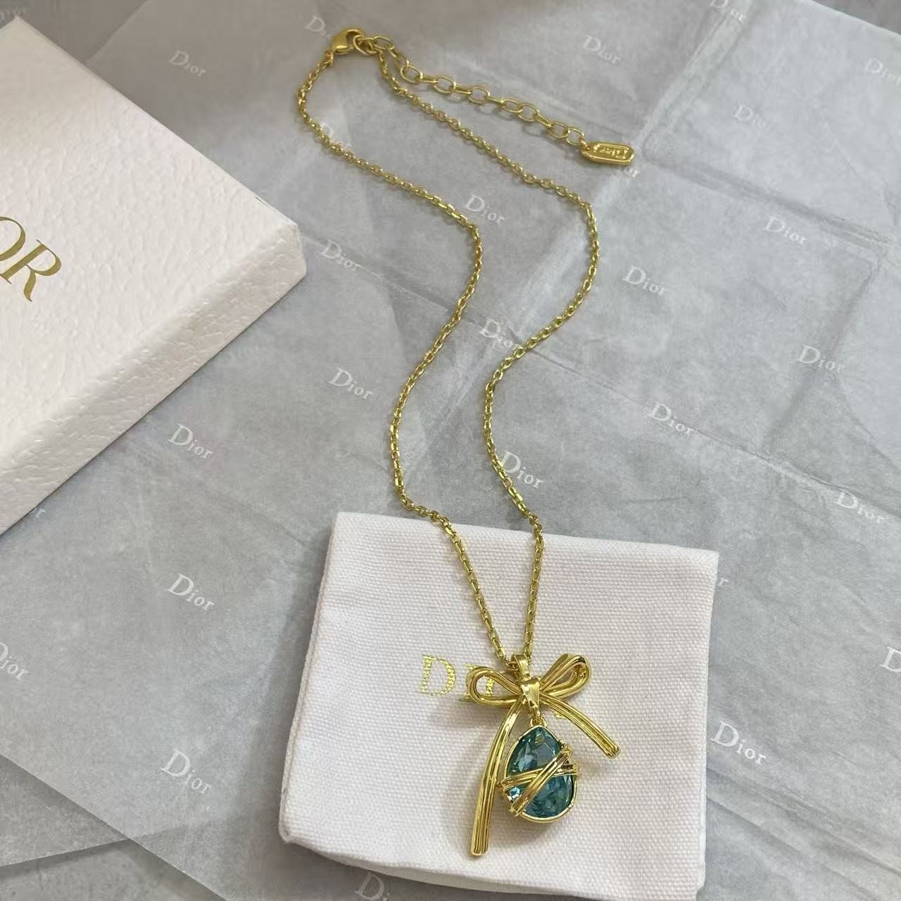 <p>DIOR 金色蝴蝶结海蓝水滴项链</p>