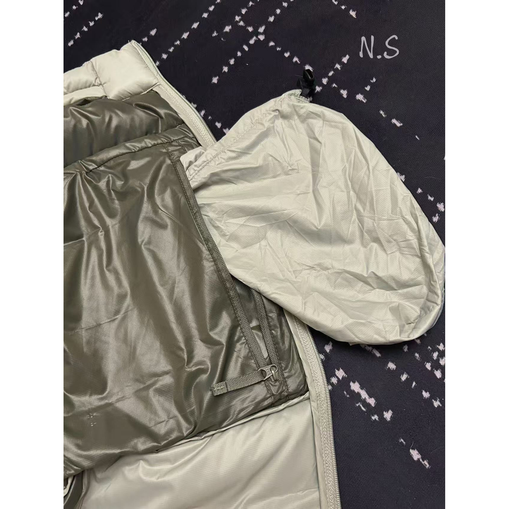 <p>Arc'teryx 立领鹅绒马甲(岩灰綠)</p>