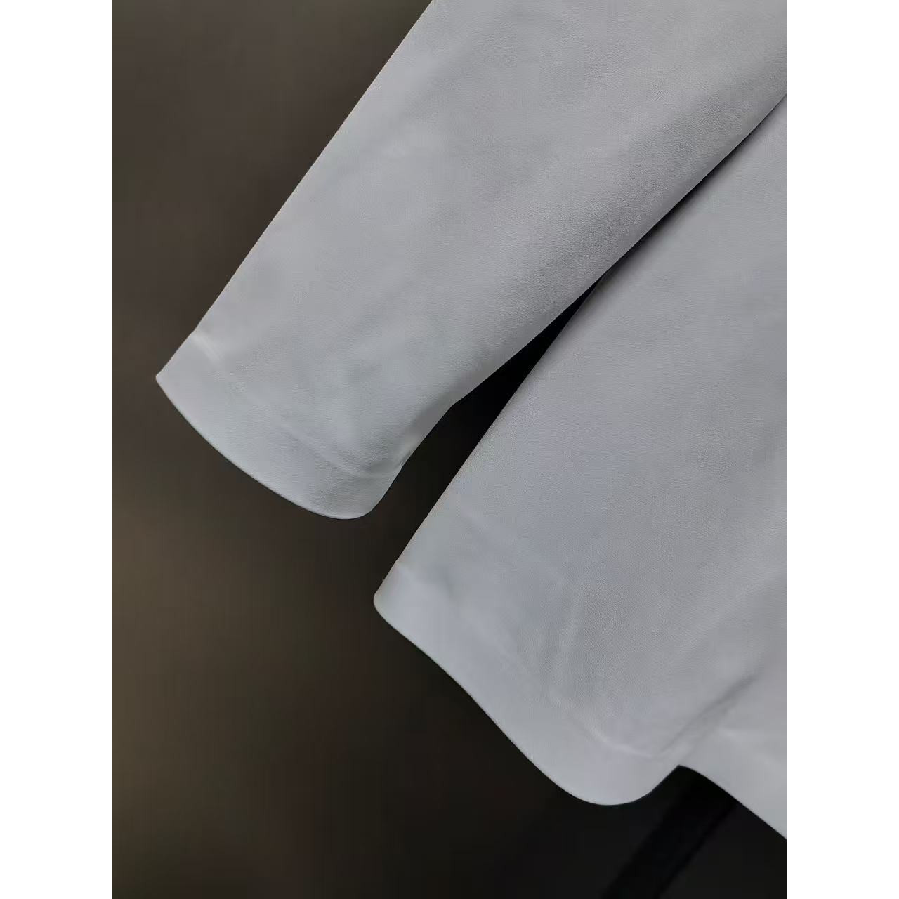 <p>Descente 半拉连长袖打底(淺灰)</p>