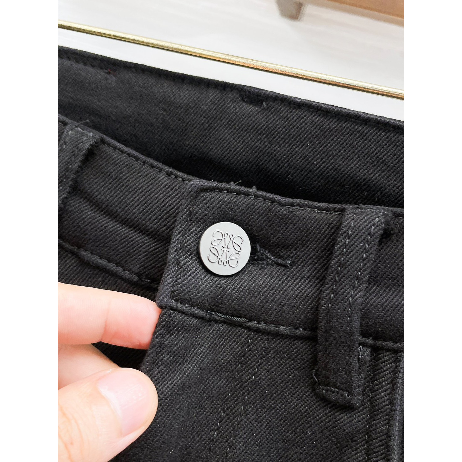 <p>LOEWE&nbsp;高端牛仔裤(黑)</p>