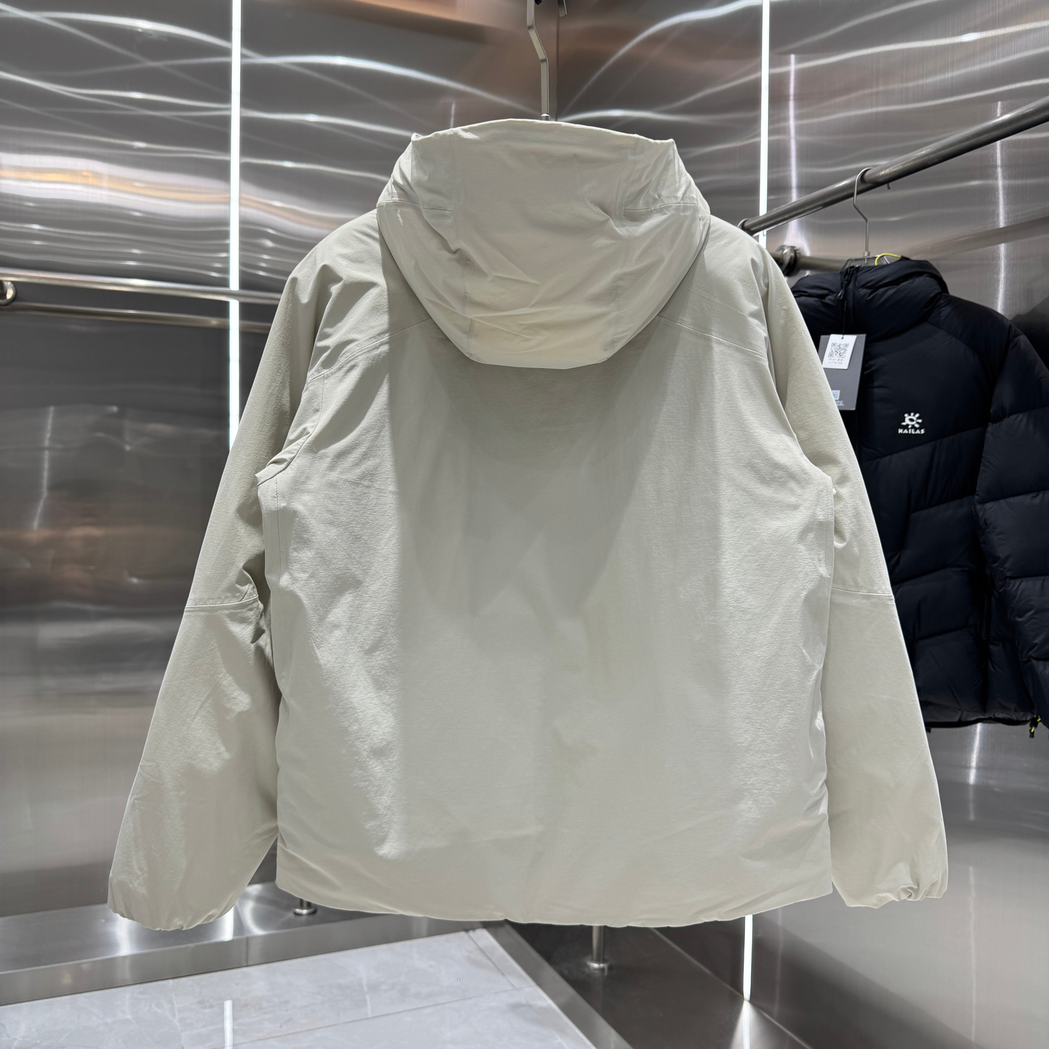 <p>DESCENTE 运动羽绒服(米白)</p>