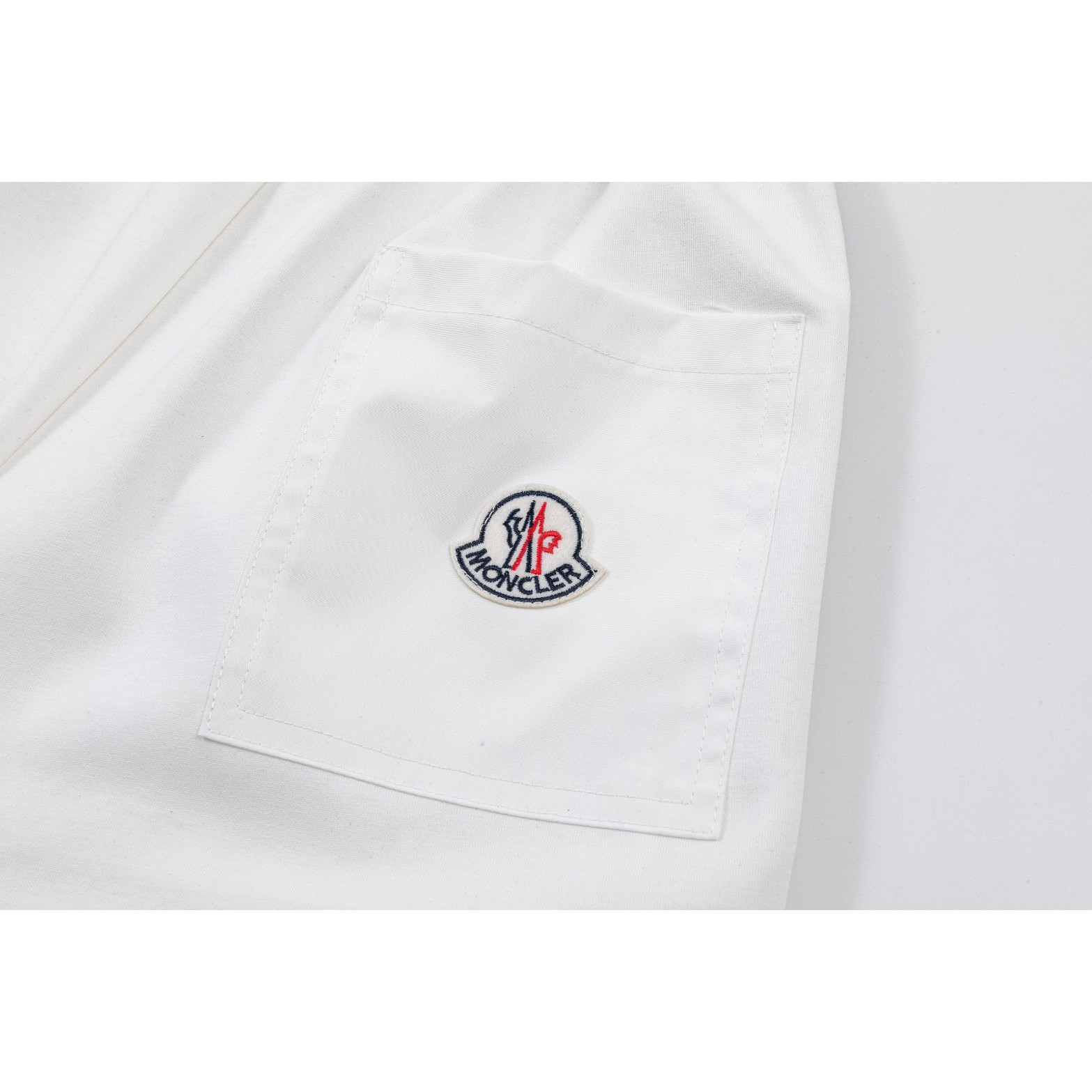<p>MONCLER 休闲短裤(白)</p>