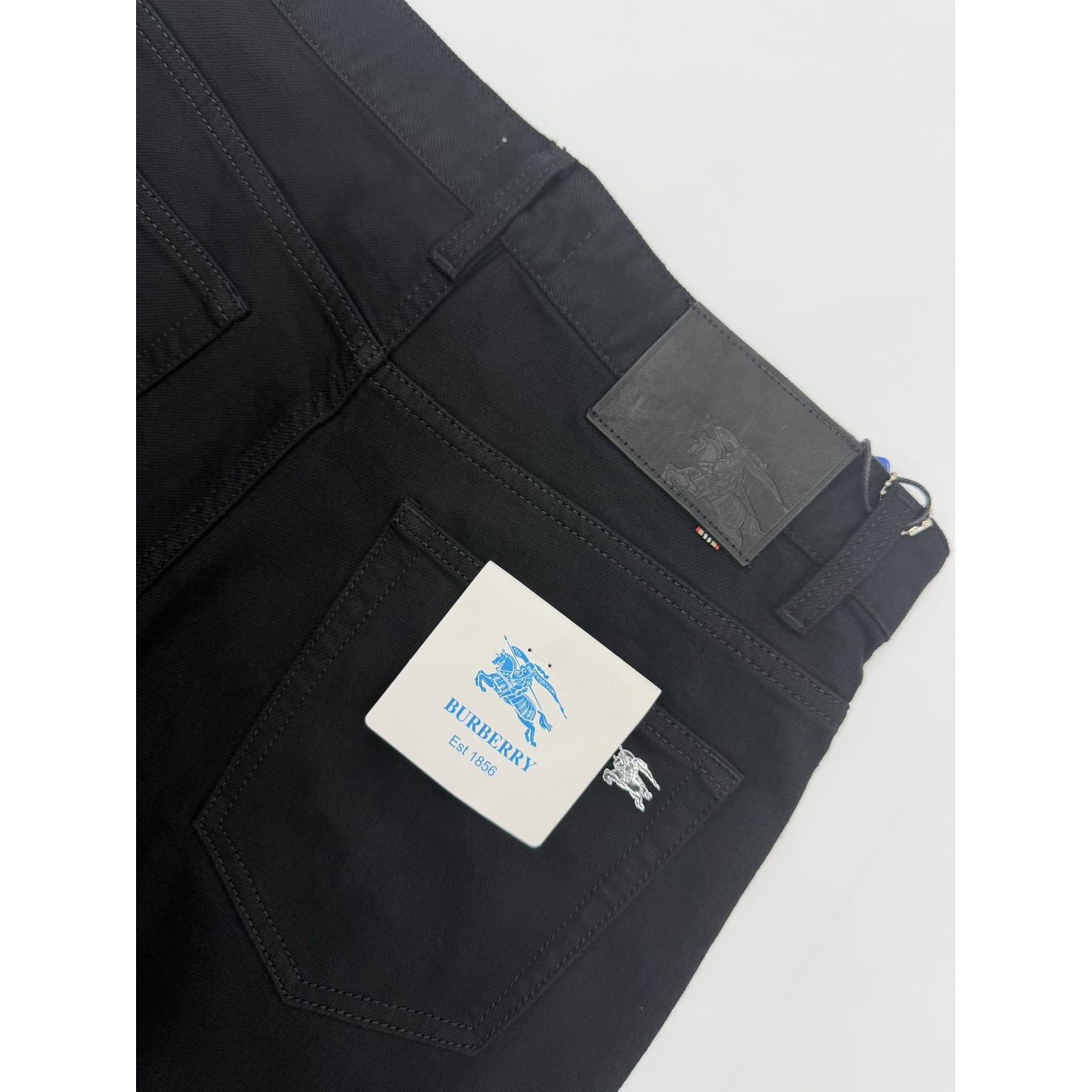 <p>BURBERRY&nbsp;阔腿直筒牛仔裤(D2707#)</p>