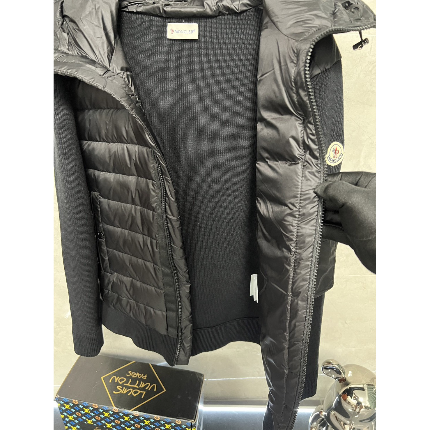 <p>Moncler 拼接连帽针织羽绒服(黑)</p>