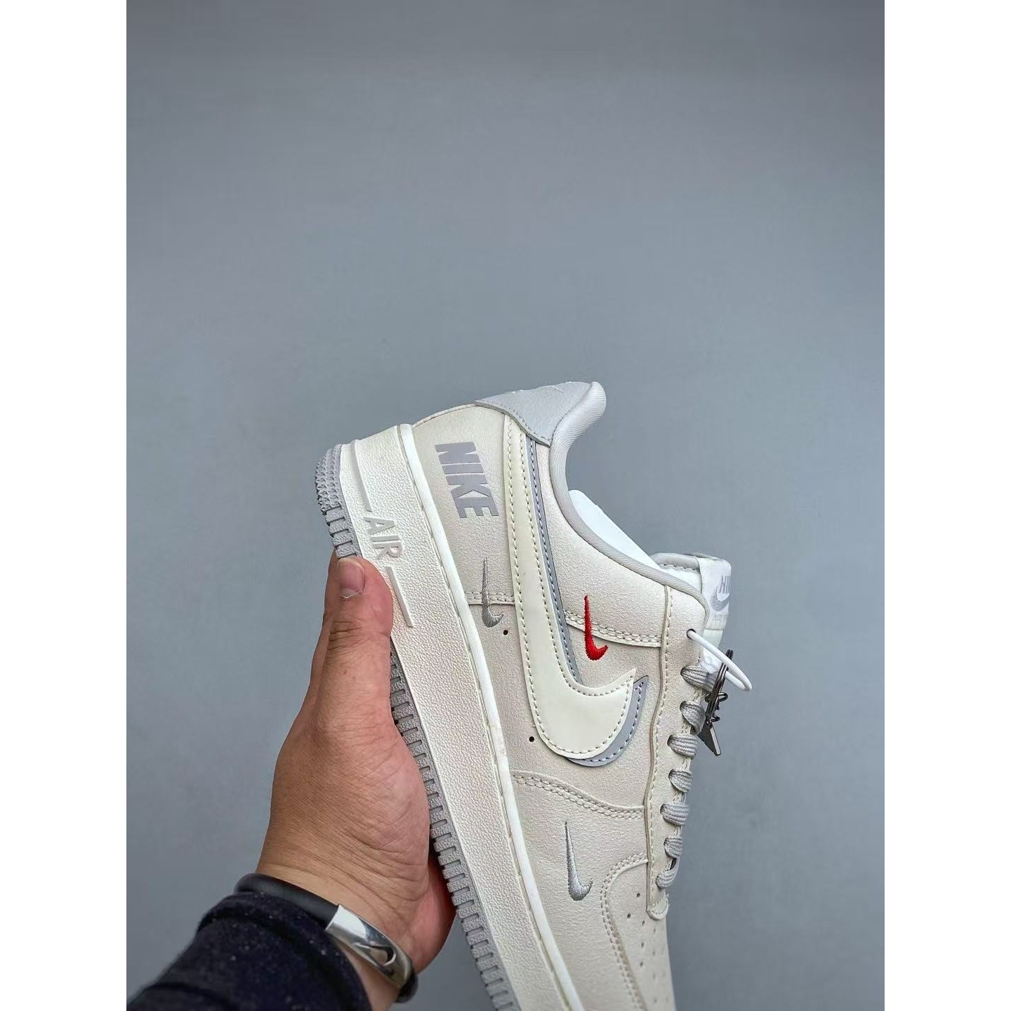 <p>NIKE AIR FORCE 1 (奶灰)</p>