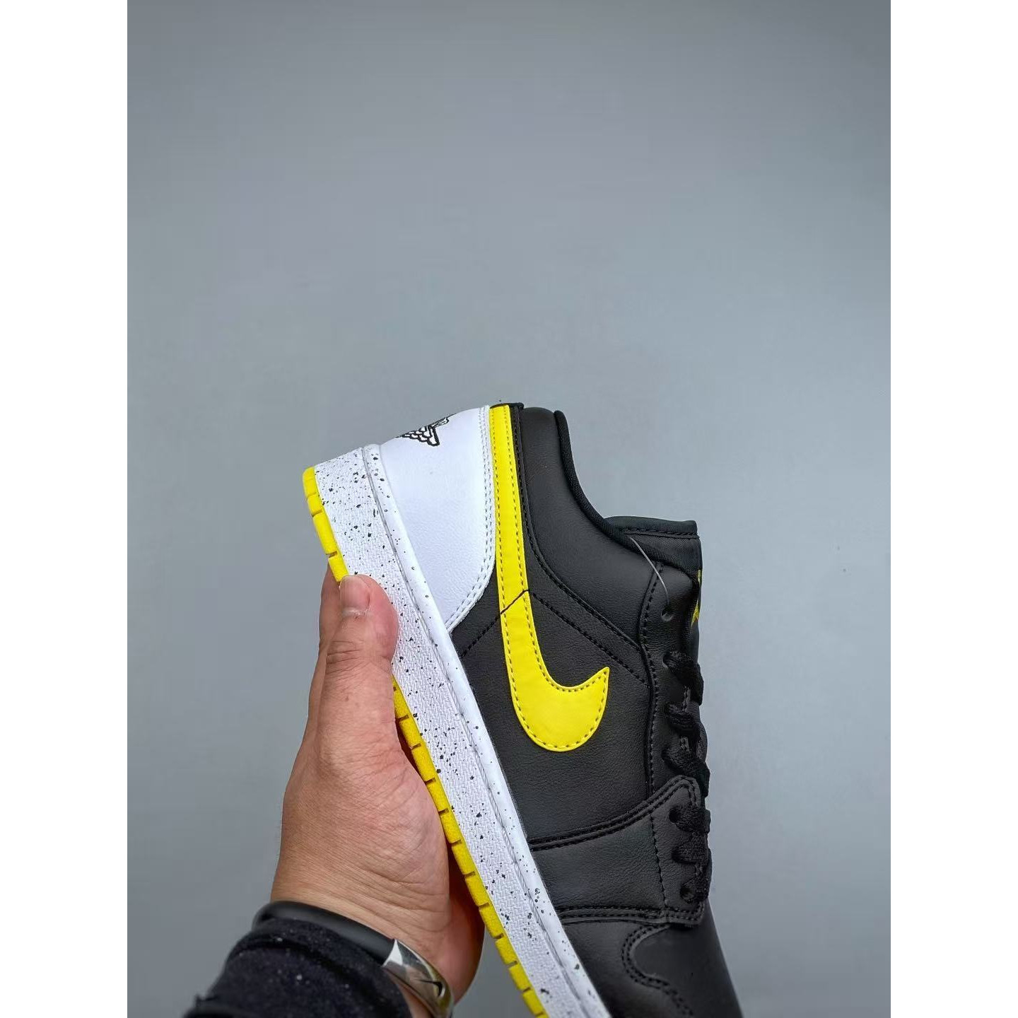 <p>Nike AIR JORDAN 1LOW G &nbsp;AJ1 乔1 低帮文化休闲板鞋(黑)</p>