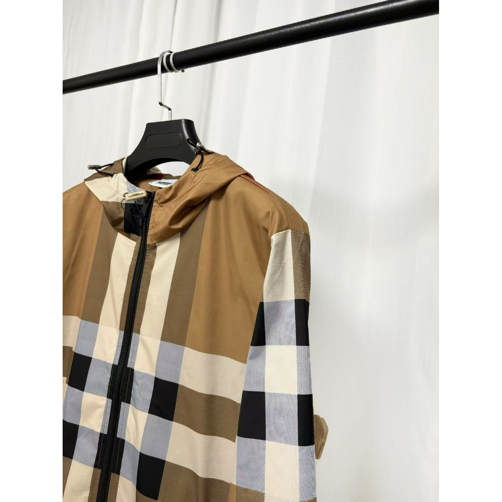 <p>Burberry 夹克外套(卡其)</p>