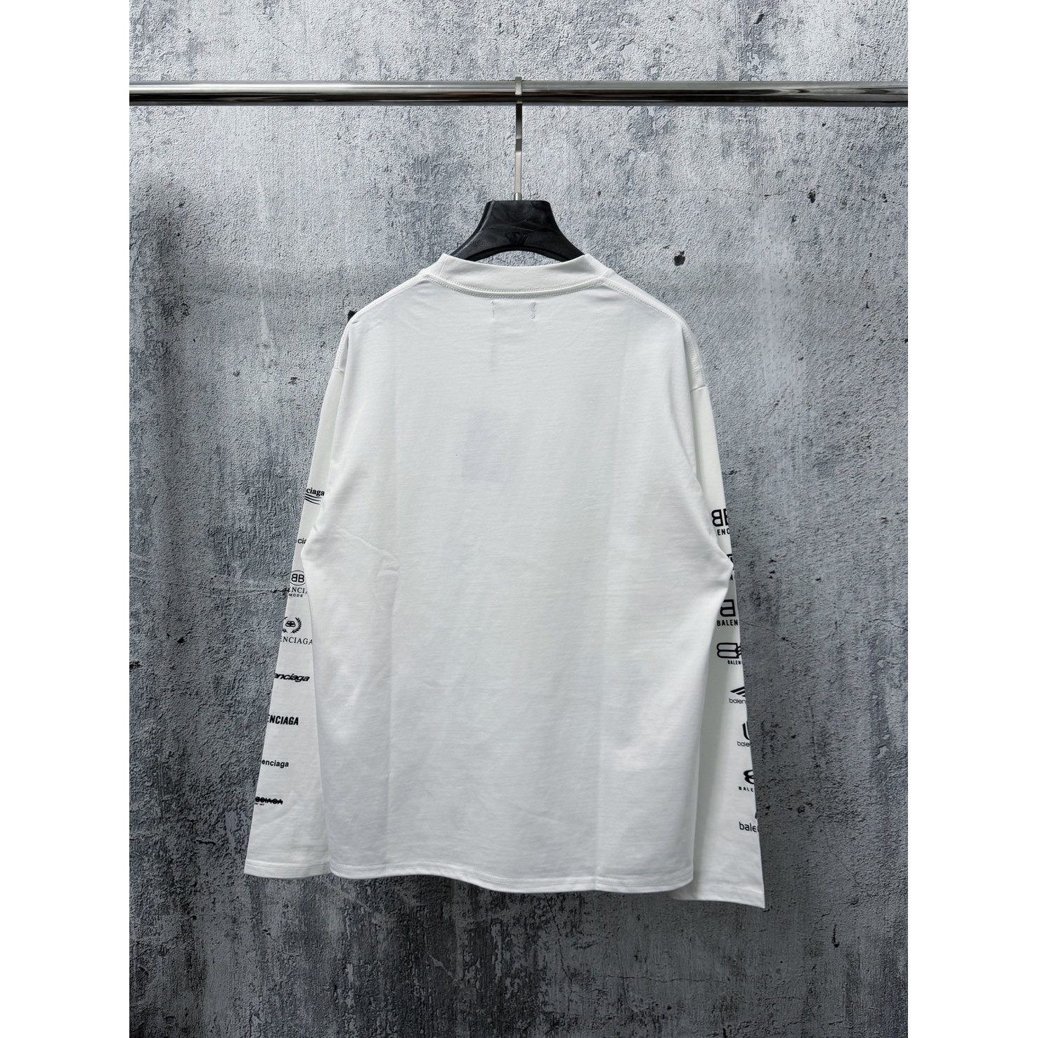 <p>BALENCIAGA logo印花长袖(白)</p>