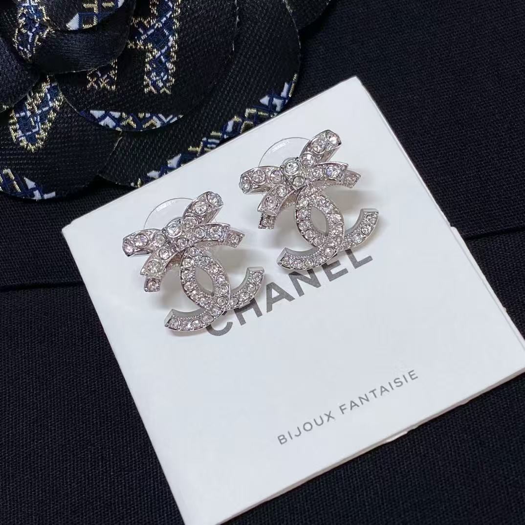 <p>CHANEL&nbsp;蝴蝶结双c耳钉</p>