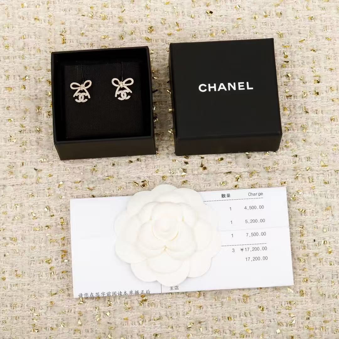 <p>CHANEL&nbsp;蝴蝶结吊双C耳钉</p>