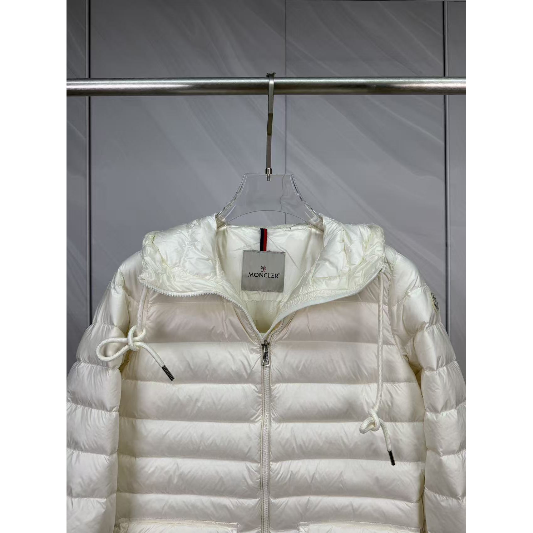 <p>Moncler 连帽中长羽绒服(白)</p>