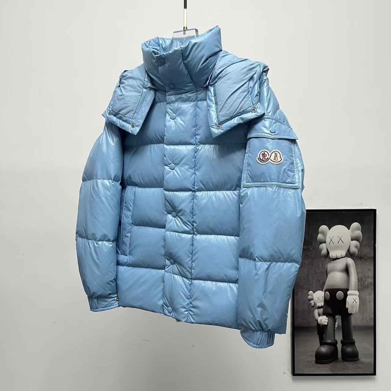 <p>Moncler 70周年双标连帽羽绒服(天藍色)</p>