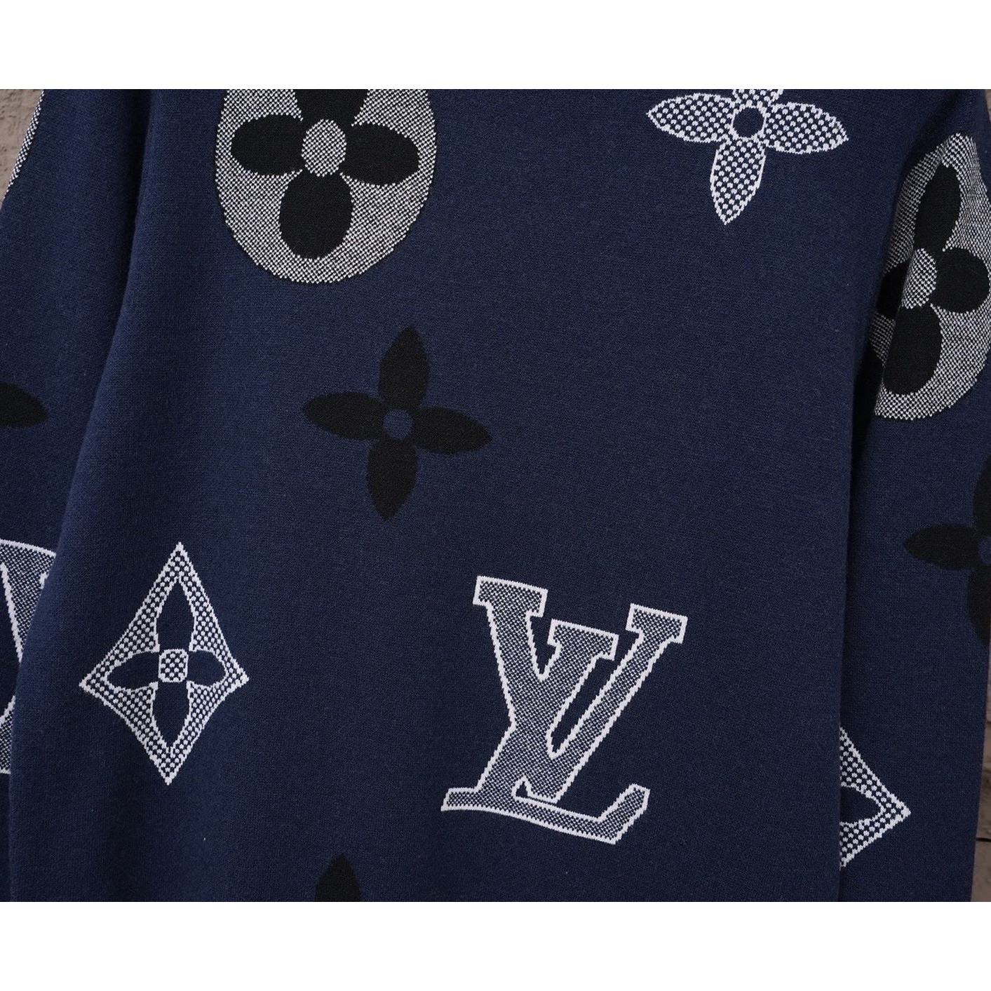 <p>LV&nbsp;嵌花毛织圆领羊毛衫(X21)</p>