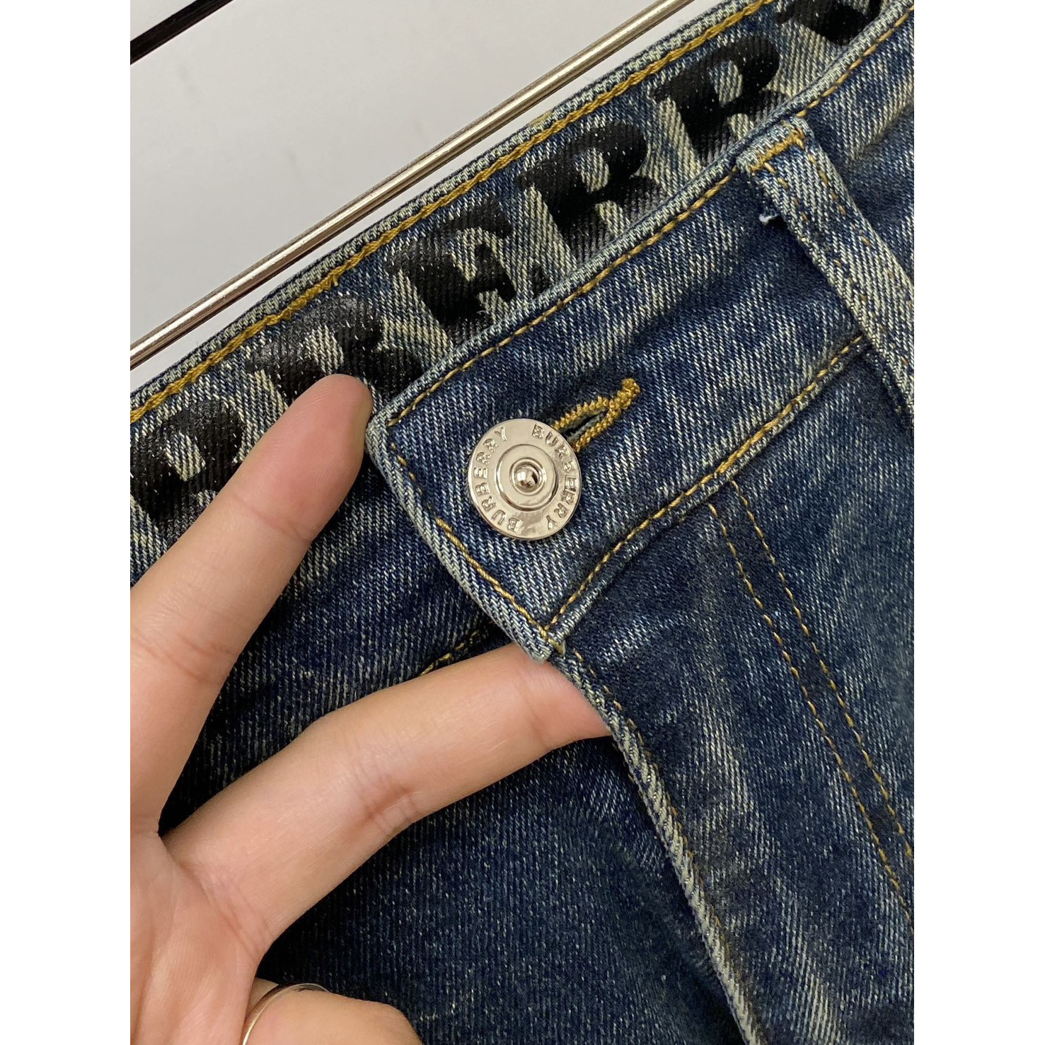 <p>BURBERRY 休闲牛仔裤</p>