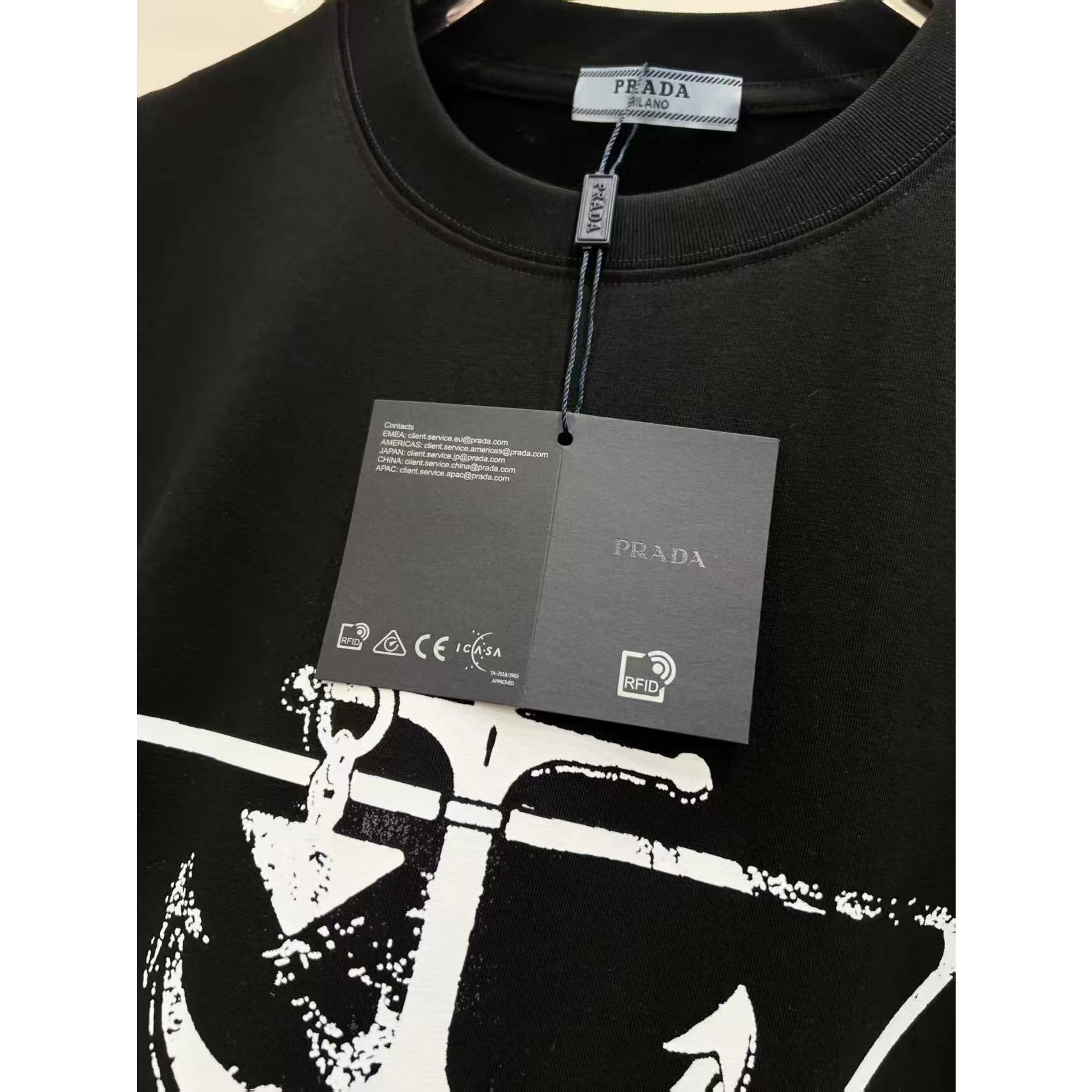 <p>PRADA&nbsp;圆领T恤(黑)</p>