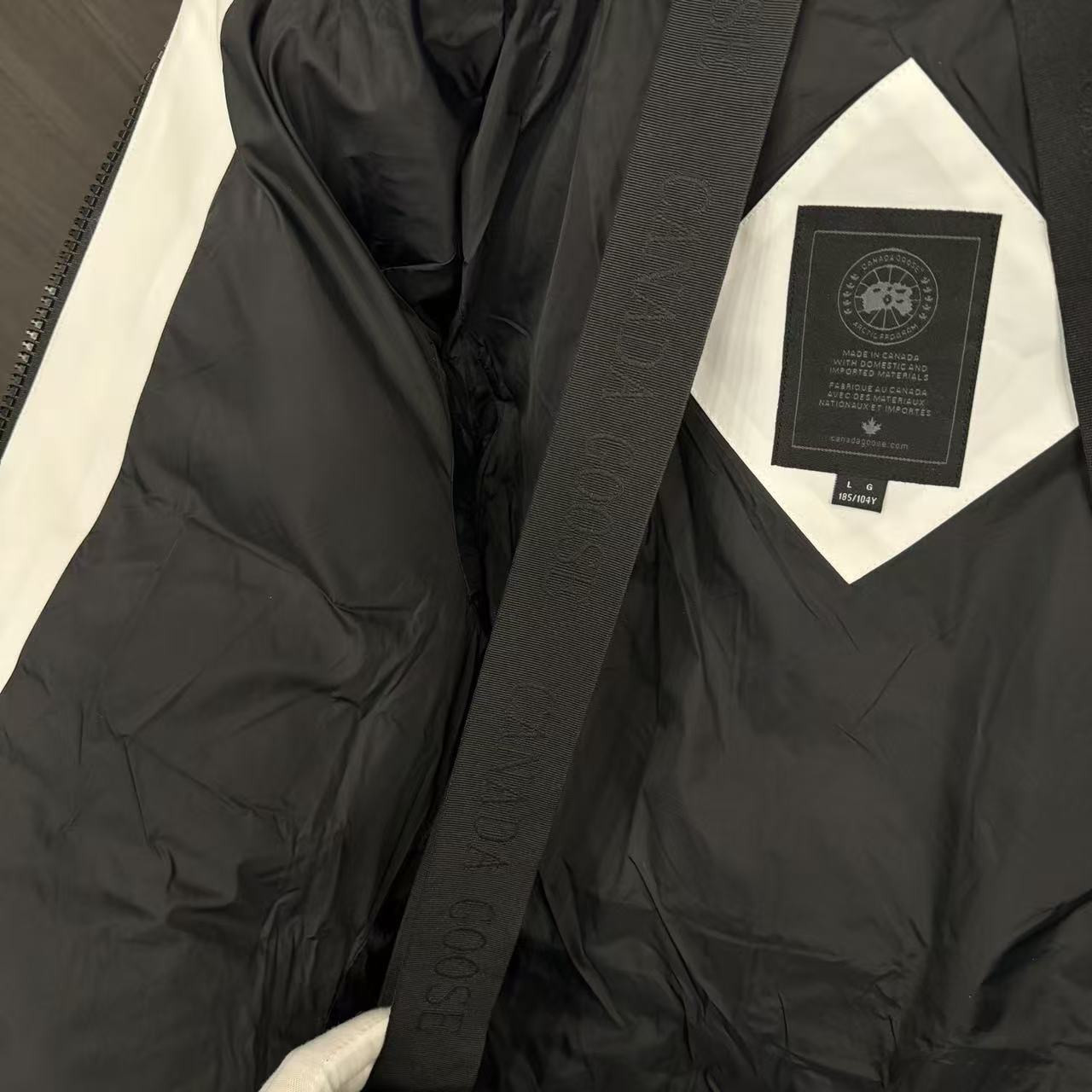<p>Canada Goose Chelse*派克大衣羽绒服(白色黑標)</p>