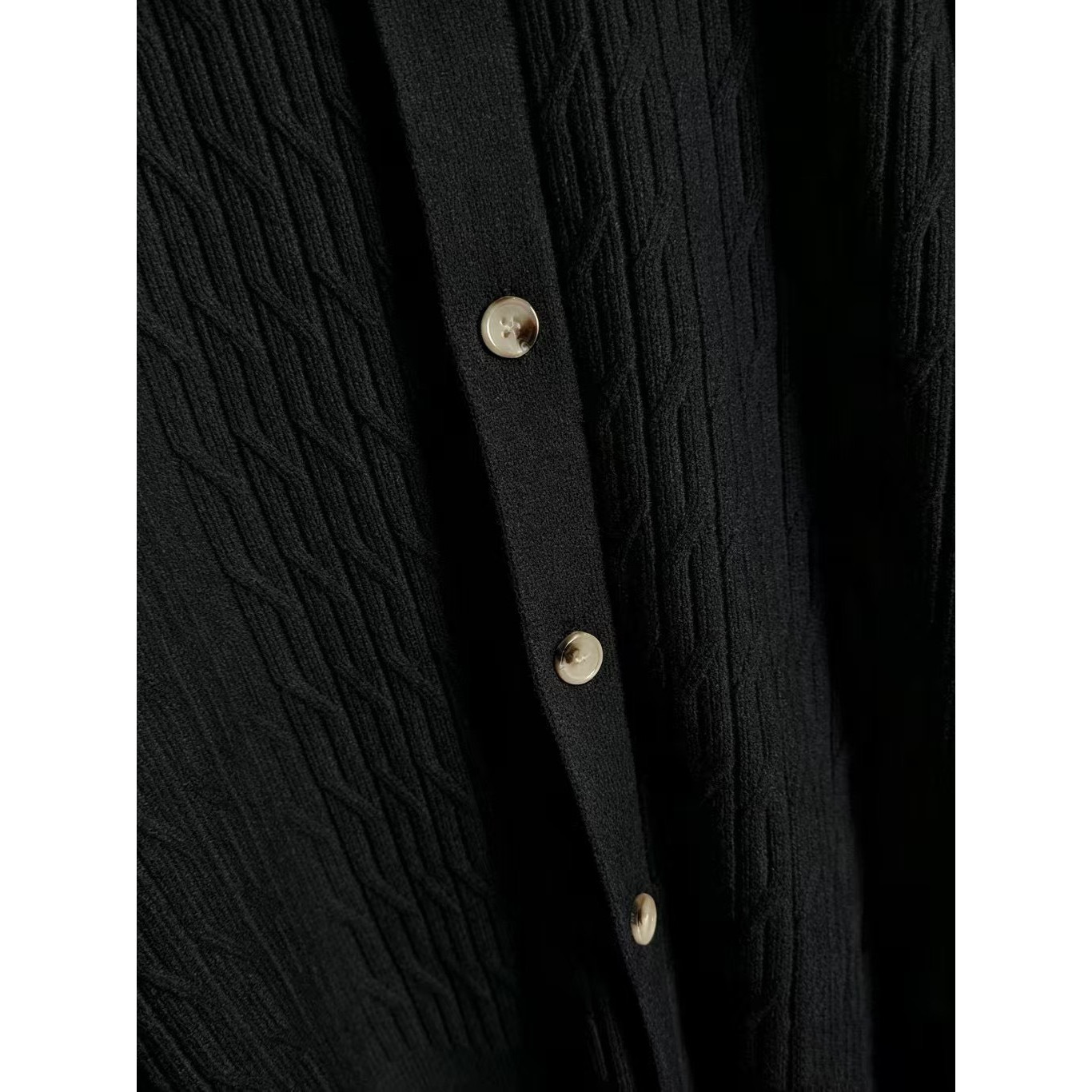 <p>Loro Piana 男士翻领针织外套(黑)</p>