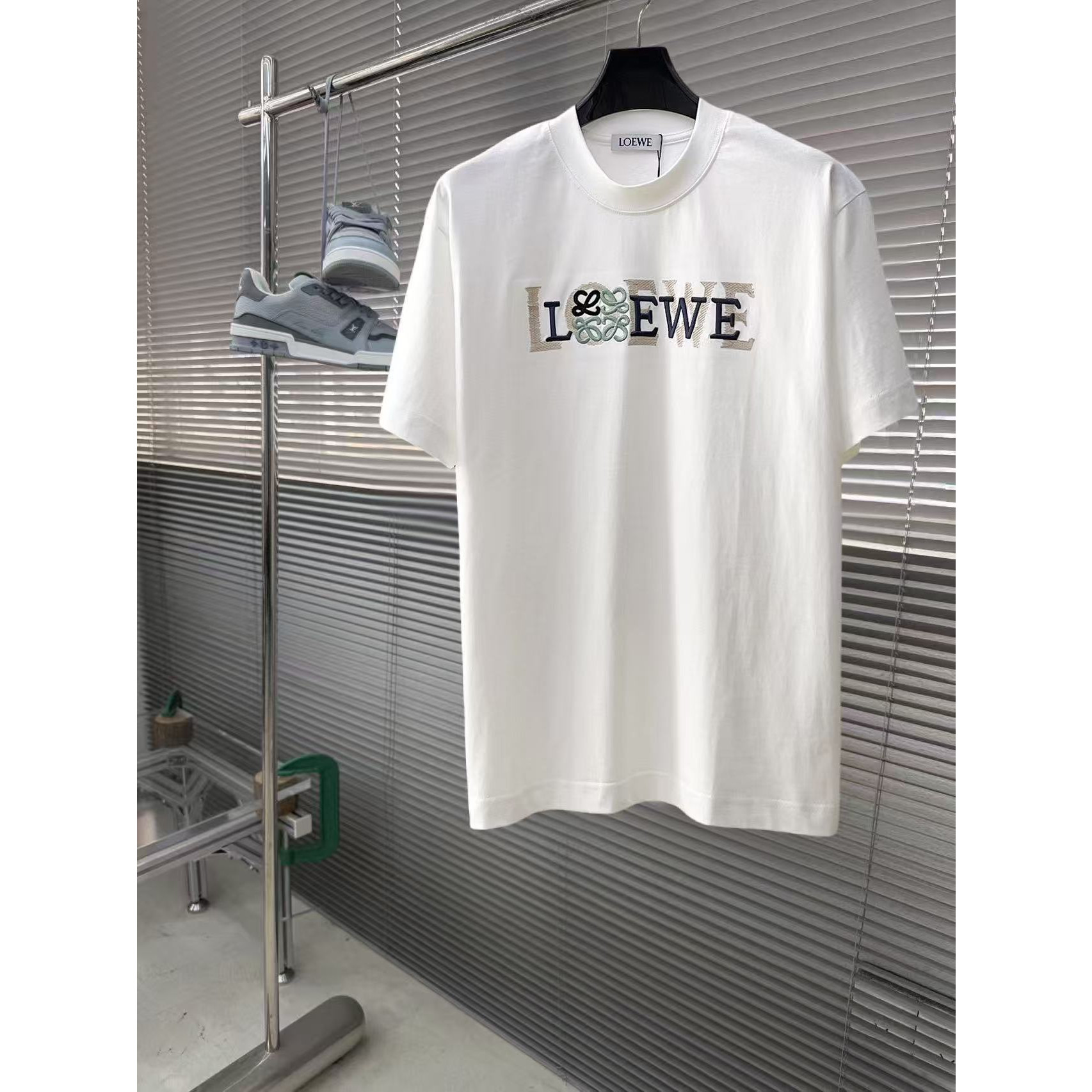 <p>LOEWE 专柜新款短袖T恤(白)</p>