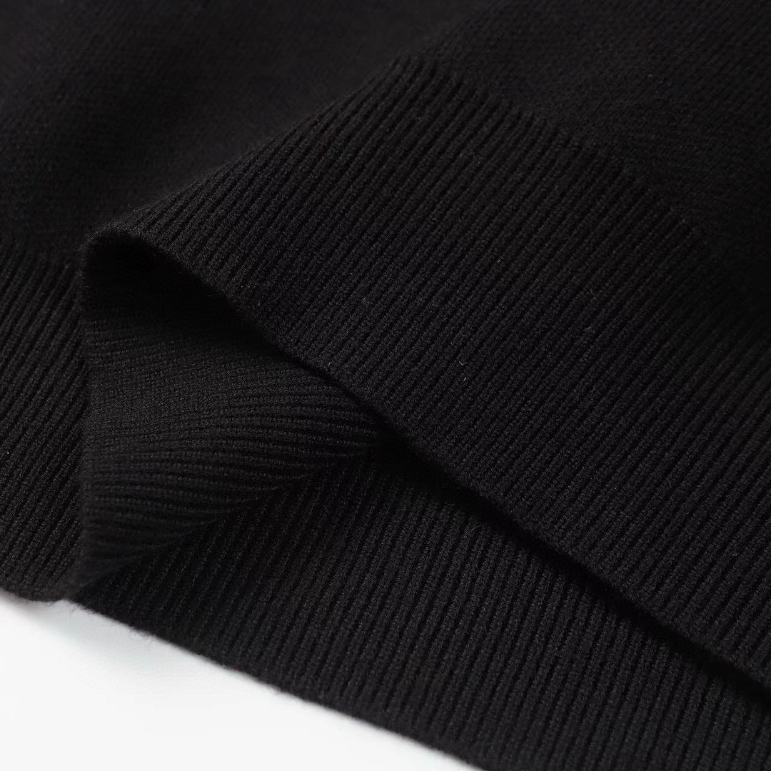 <p>MONCLER 秋冬新款男士圆领毛衣(黑)<br />
&nbsp;</p>