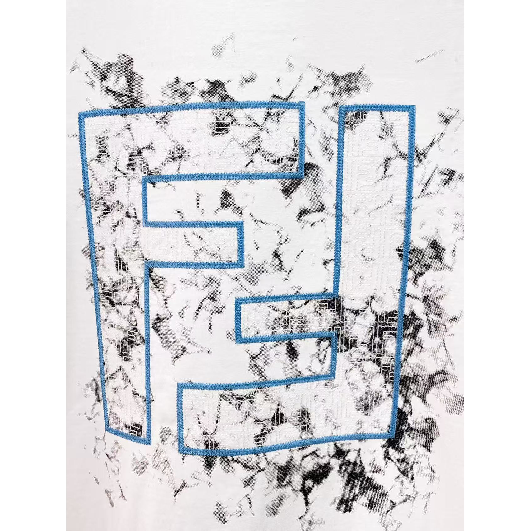 <p>FENDI&nbsp; 专柜新款短袖T恤(白)</p>