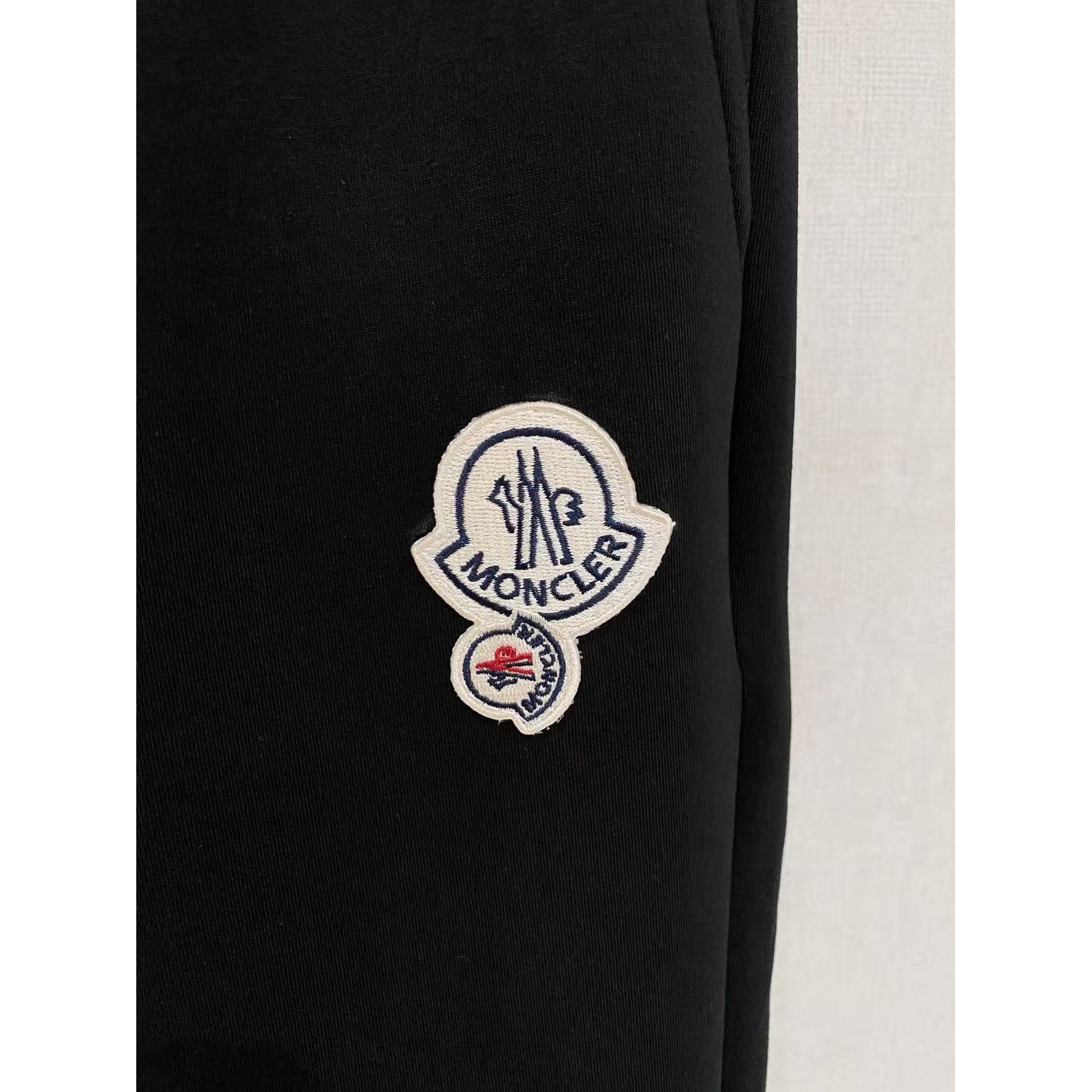 <p>MONCLER 男士长裤(782467)</p>