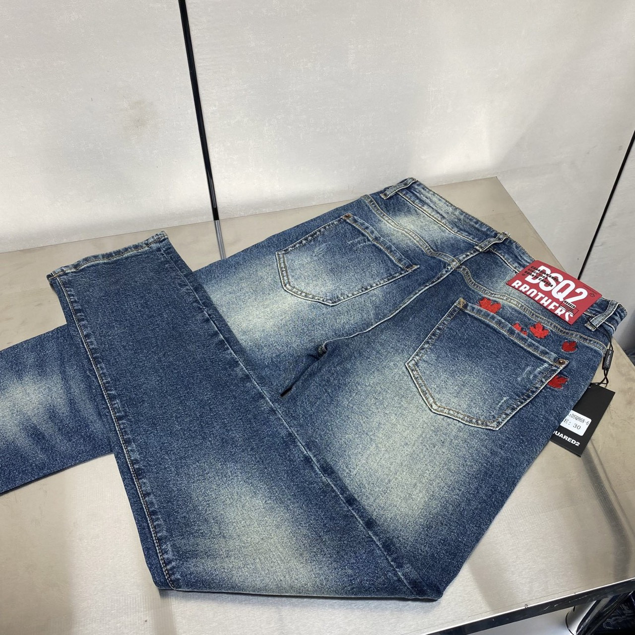 <p>DSQUARED2 丹宁水洗牛仔裤(868-6)</p>