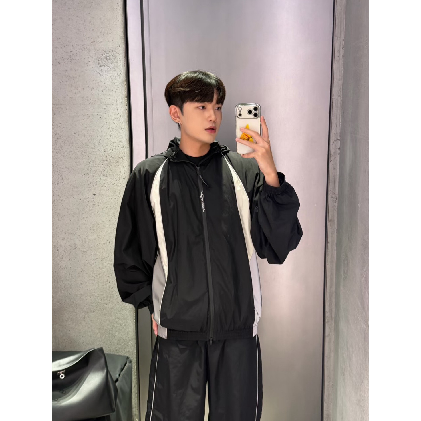 <p>Balenciaga BODIES拼色休闲运动冲锋衣外套</p>