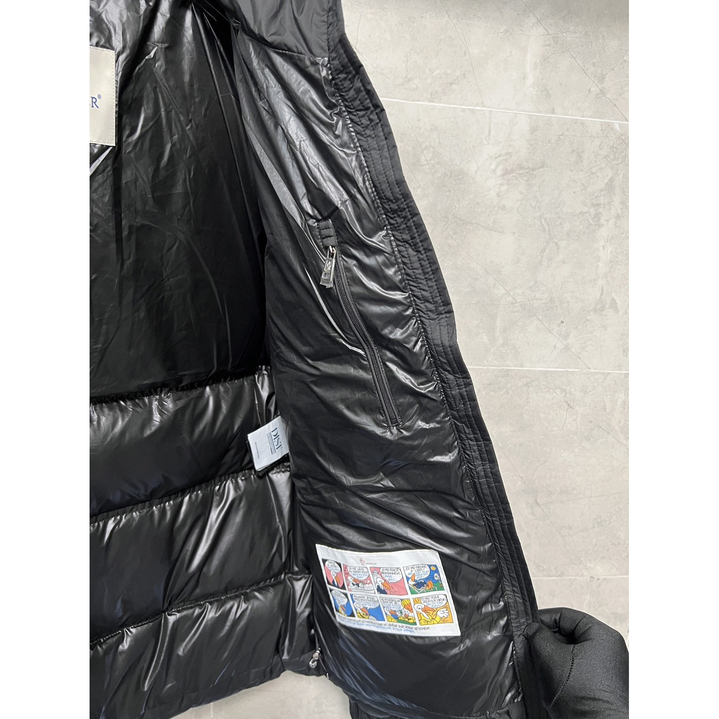 <p>Moncler 短款拉链立领长袖夹克(黑)</p>