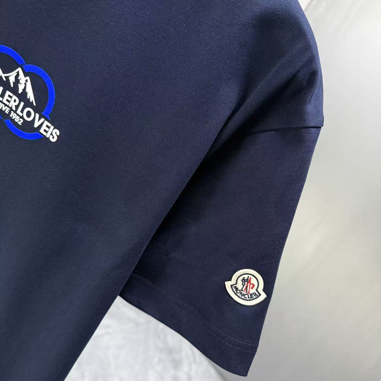 <p>Moncler 短袖T恤(深藍)</p>