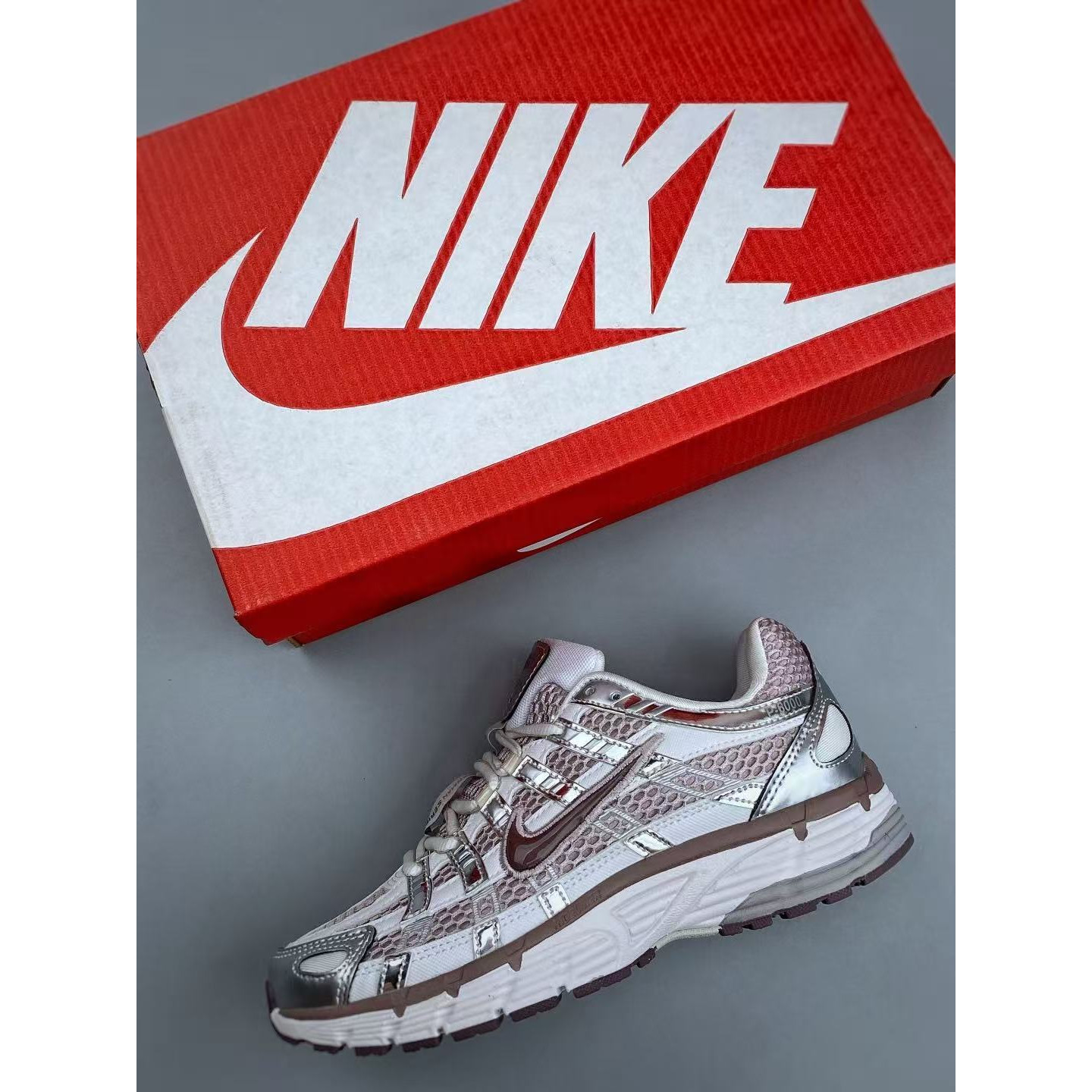 <p>Nike P-6000 &nbsp;复古休闲运动老爹鞋 (豆沙紅)</p>