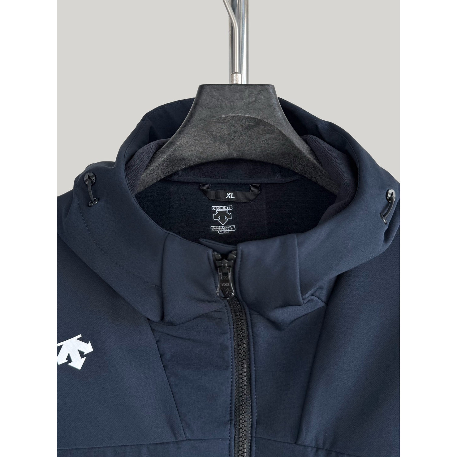 <p>Descente 软壳加薄绒冲锋衣(藏青)</p>