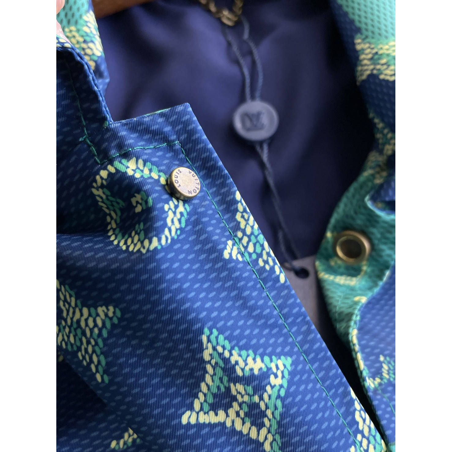 <p>LV&nbsp;男士夹克外套</p>
