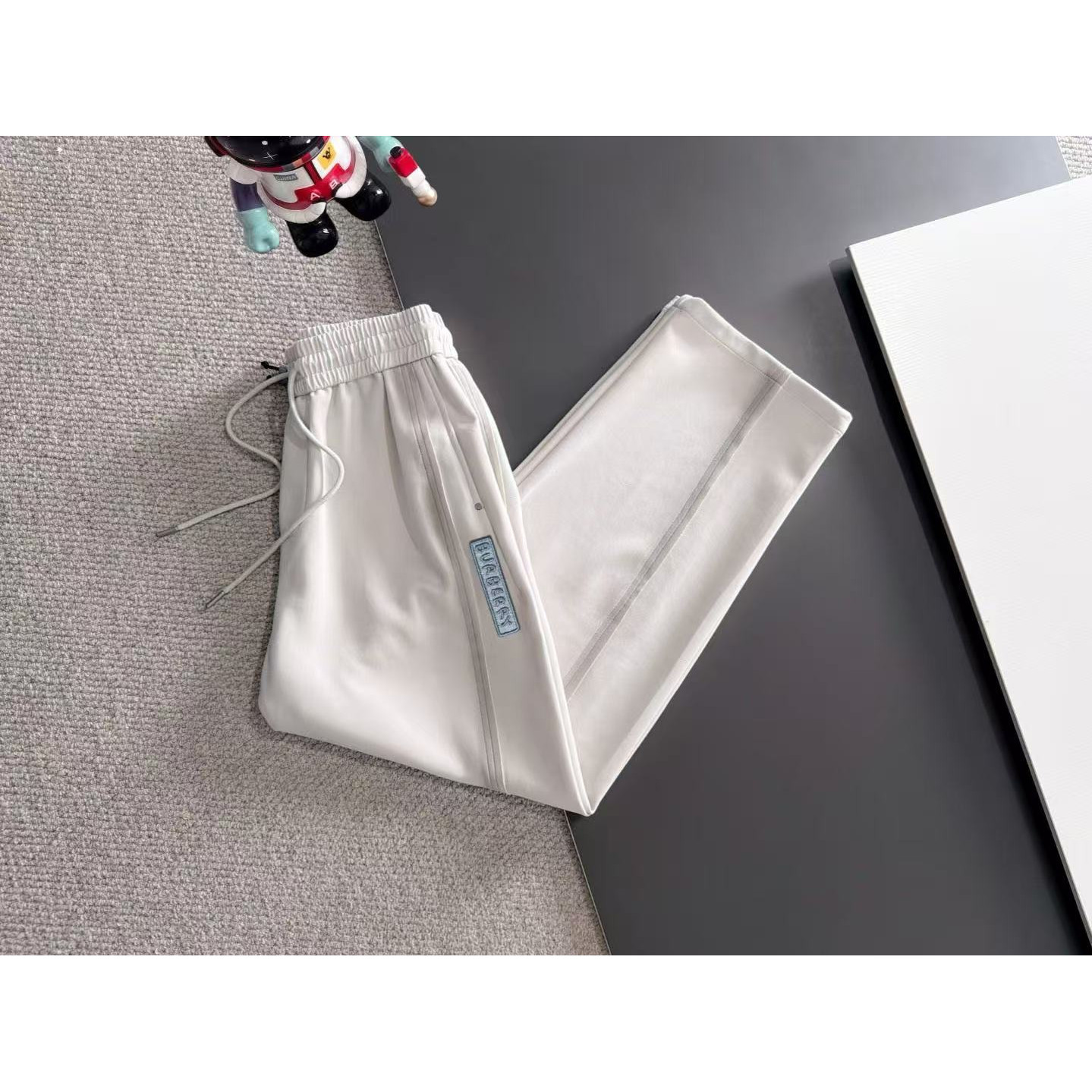 <p>BURBERRY 秋冬新款松紧带休闲裤(白)</p>