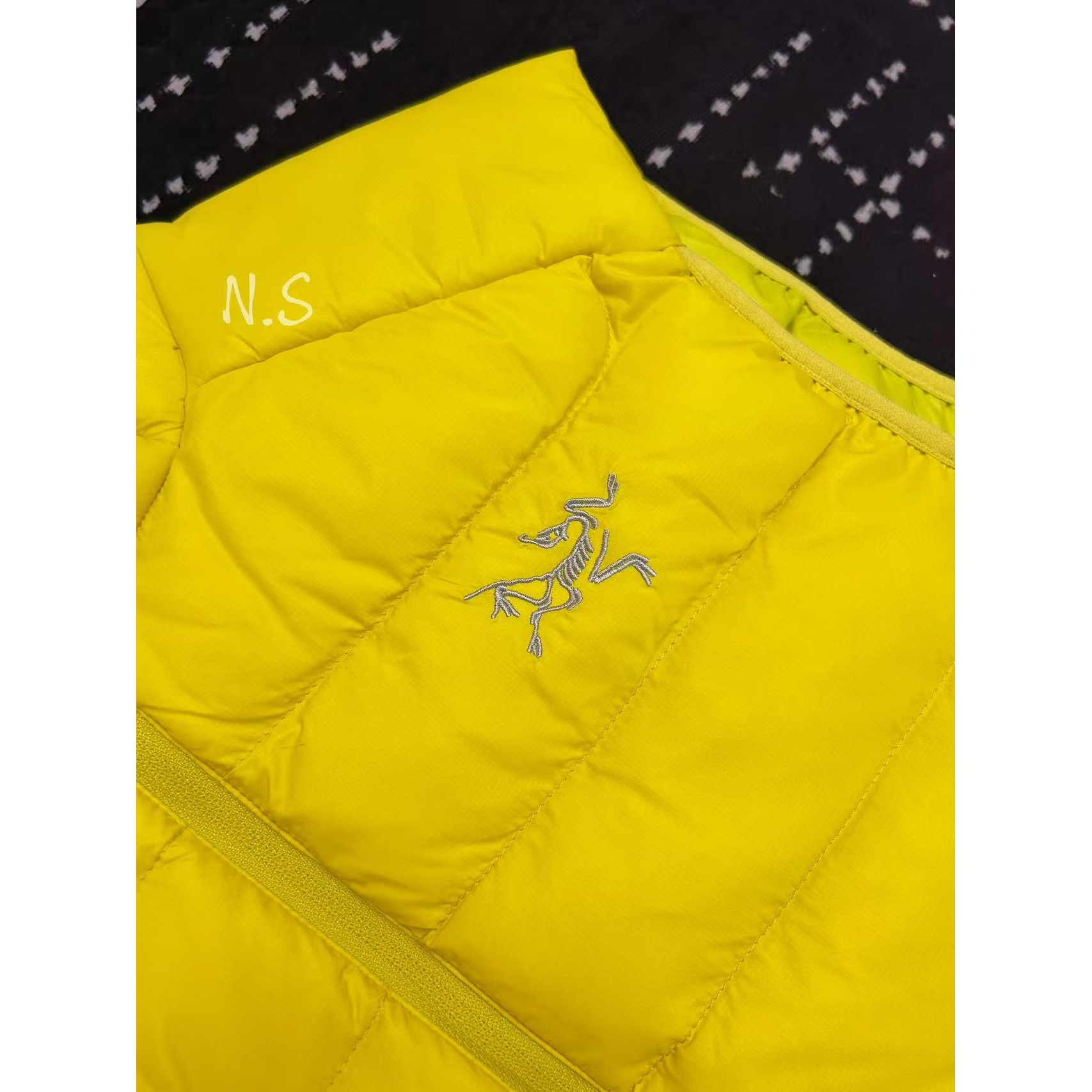 <p>Arc'teryx 立领鹅绒马甲(銅砂黃)</p>