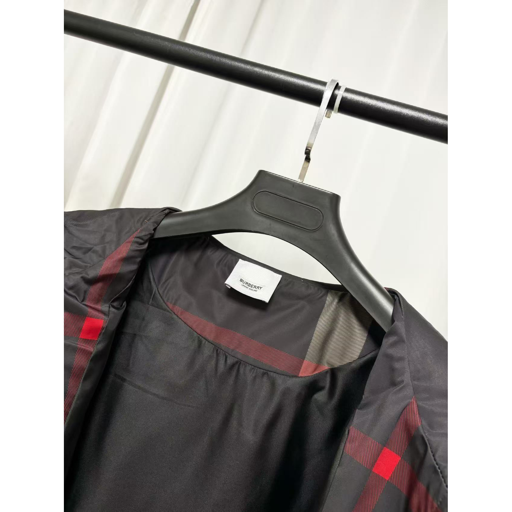 <p>Burberry 夹克外套(黑)</p>