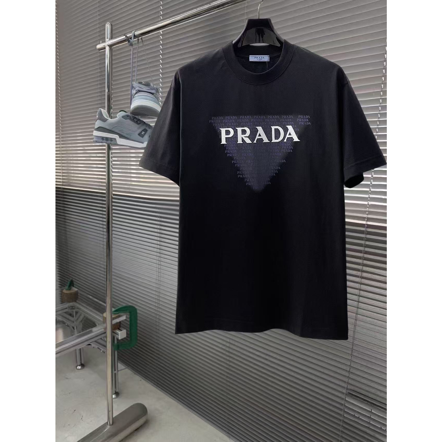 <p>PRADA 专柜新款短袖T恤(黑)</p>