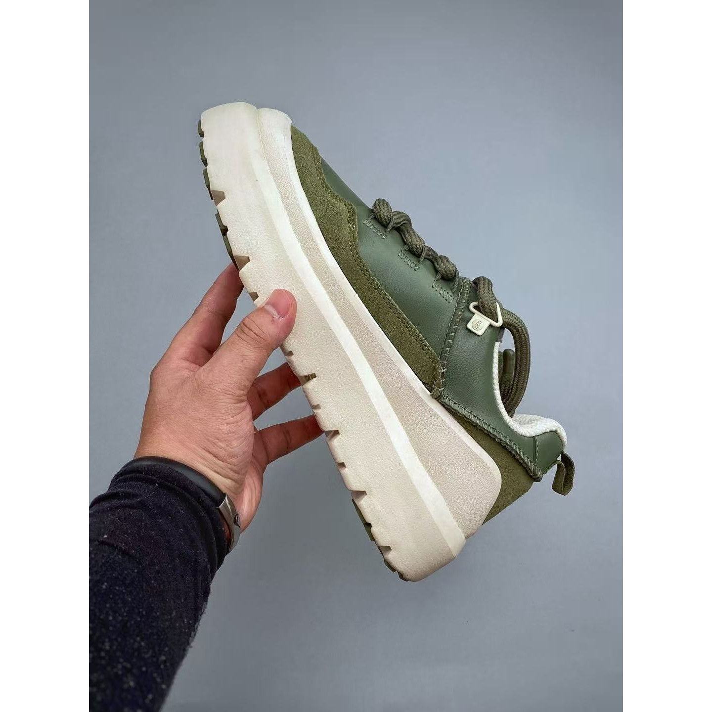 <p>UGG Heritage Utilty Sneaker&nbsp;中性雪地面包鞋</p>