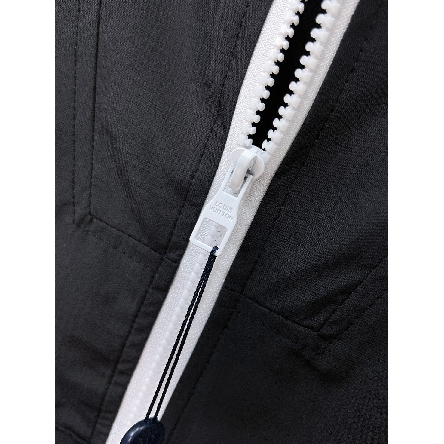 <p>LV&nbsp;男士夹克外套(黑)</p>