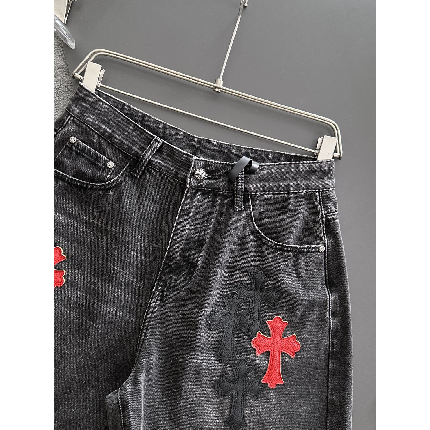<p>CHROME HEARTS 牛仔短裤(黑)</p>