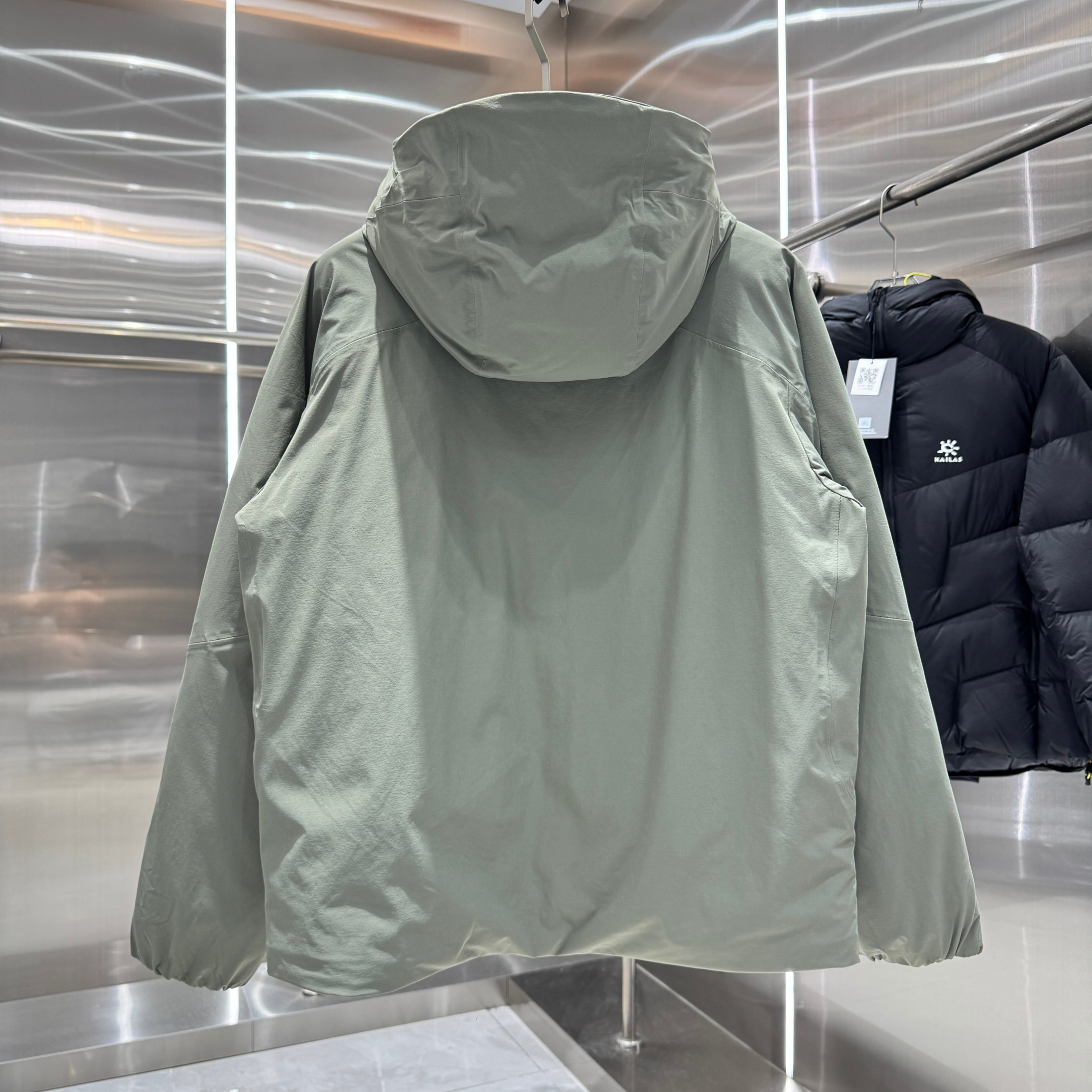 <p>DESCENTE 运动羽绒服(绿)</p>
