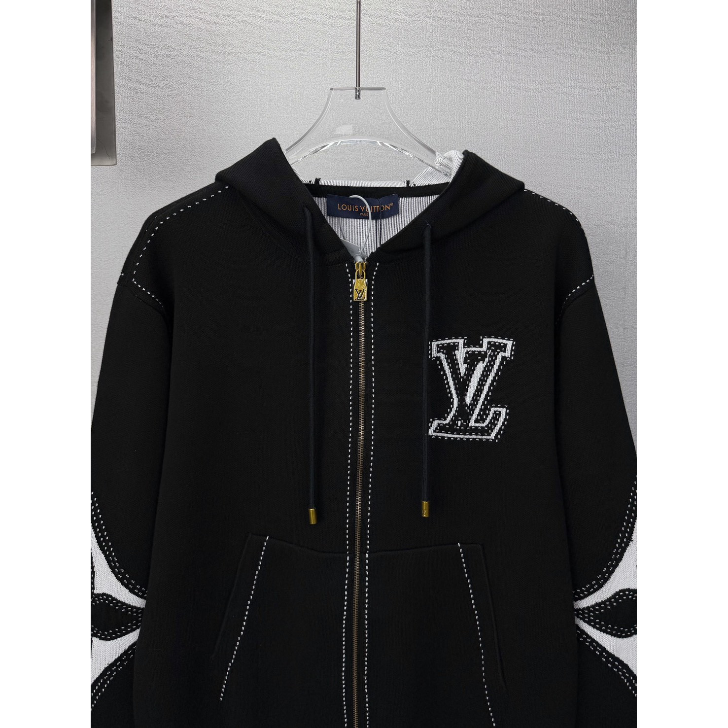 <p>LV&nbsp;嵌花提花logo情侣款连帽拉链针织毛衣外套(黑)</p>
