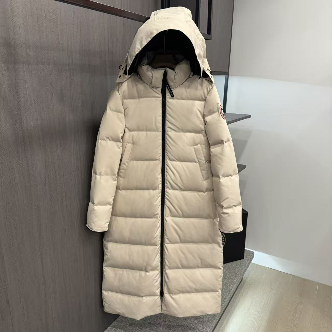 <p>Canada Goose 可拆卸兜帽全長款羽绒服(卡其)</p>