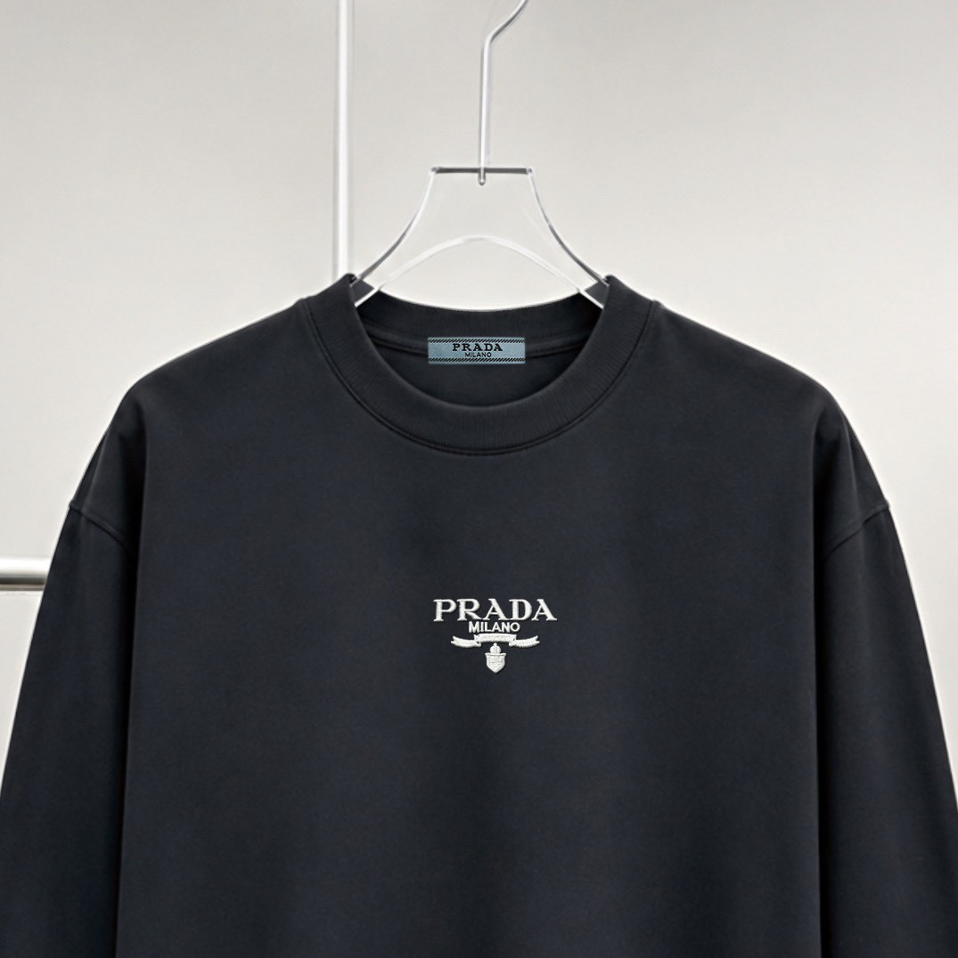 <p>PRADA&nbsp;刺绣字母T恤(黑色)</p>