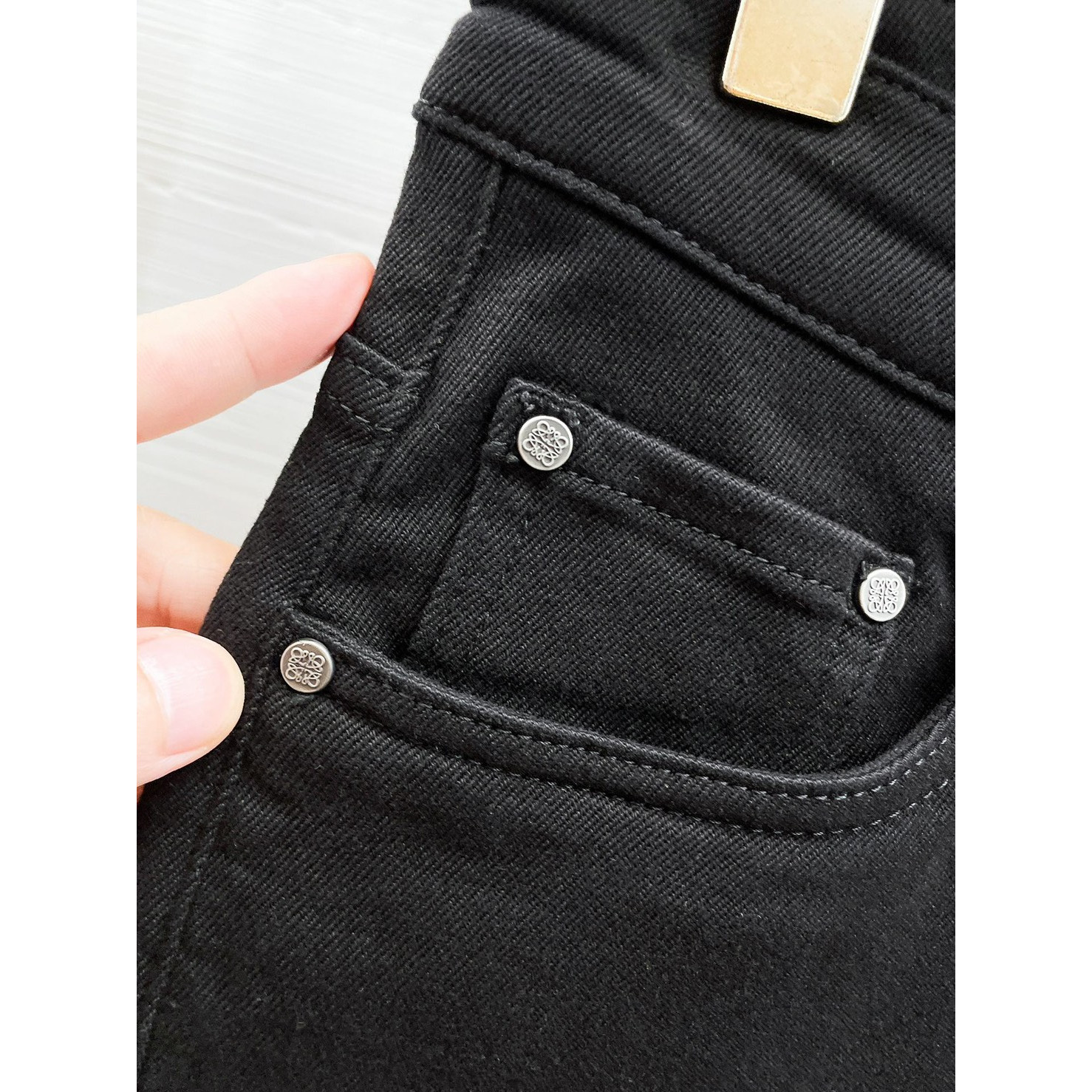 <p>LOEWE&nbsp;高端牛仔裤(黑)</p>