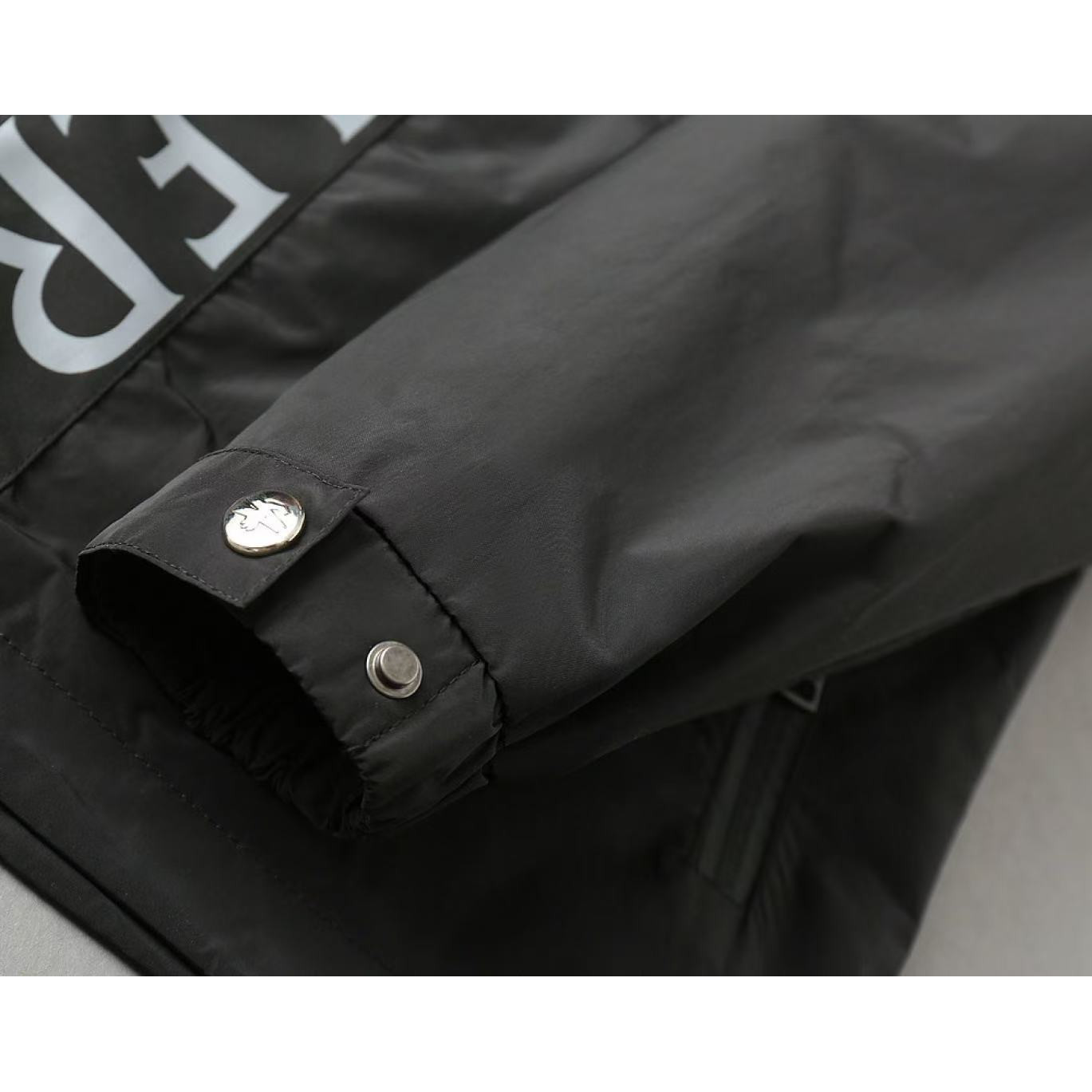 <p>MONCLER&nbsp;男士夹克外套(黑)</p>