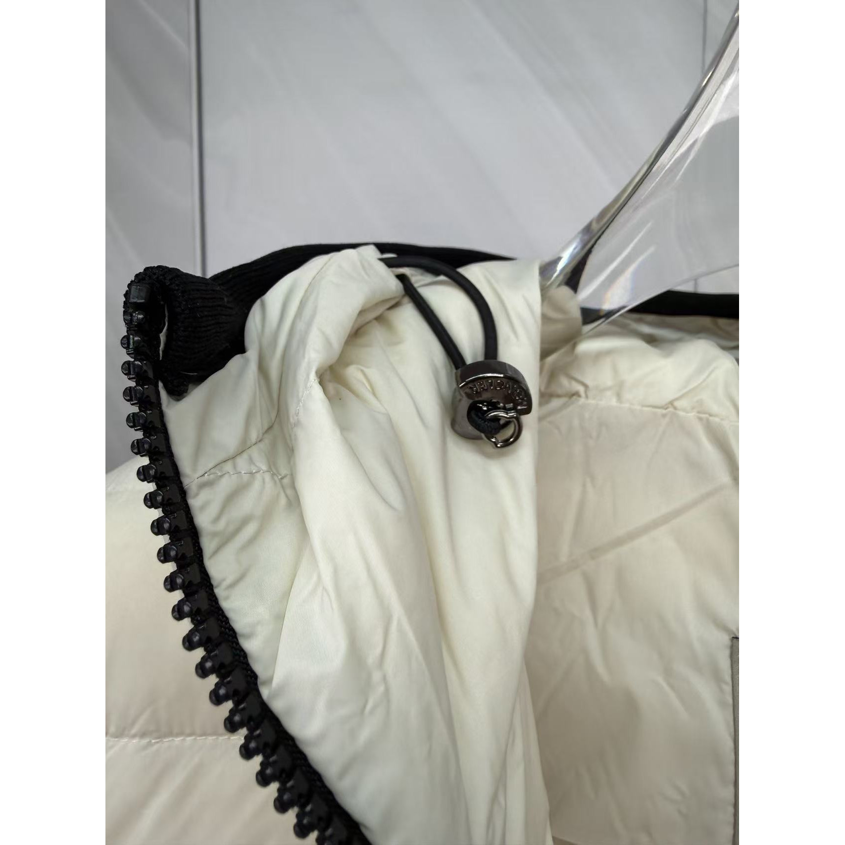 <p>Moncler Bles系列羽绒服(白)</p>