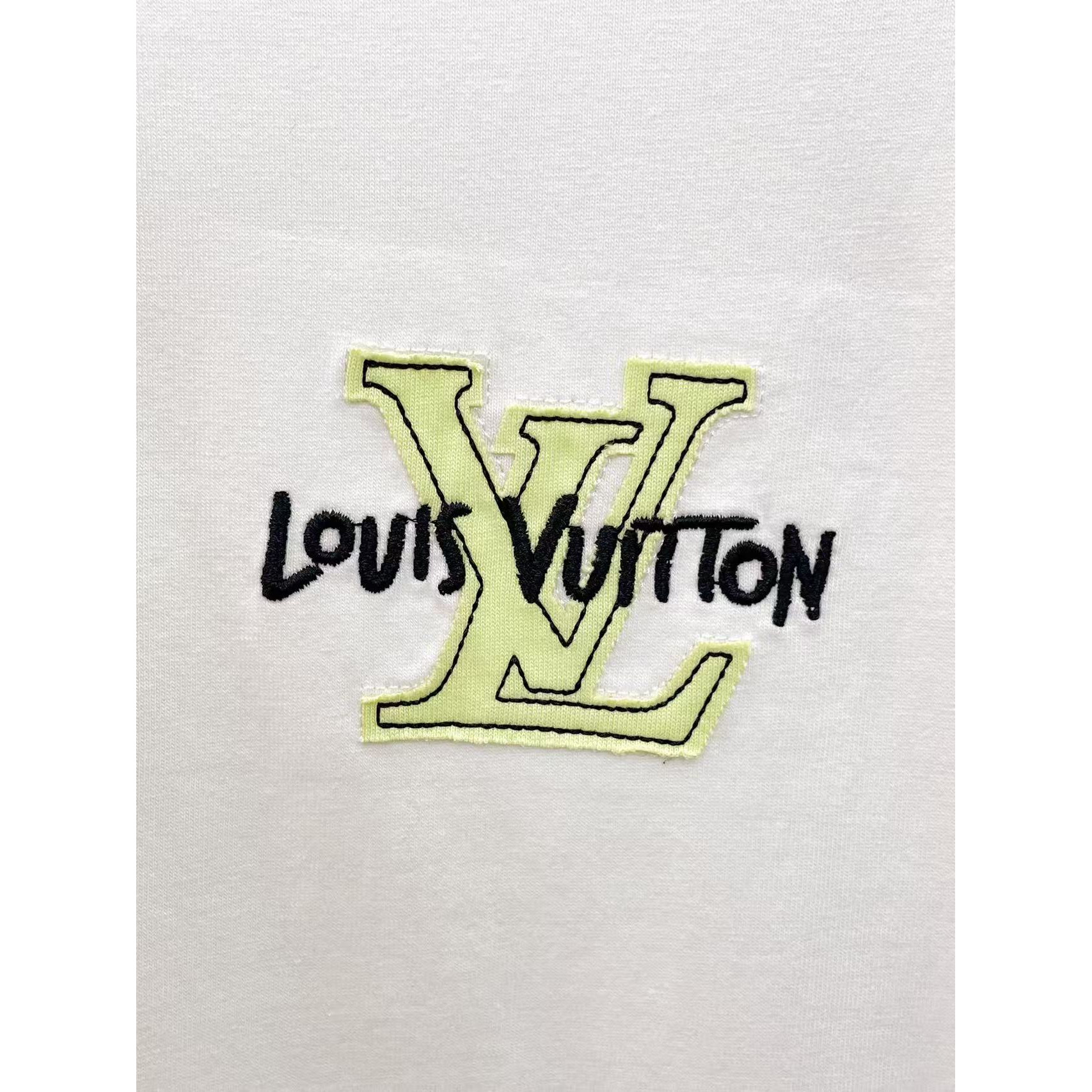 <p>LV&nbsp;专柜新款短袖T恤(白)</p>